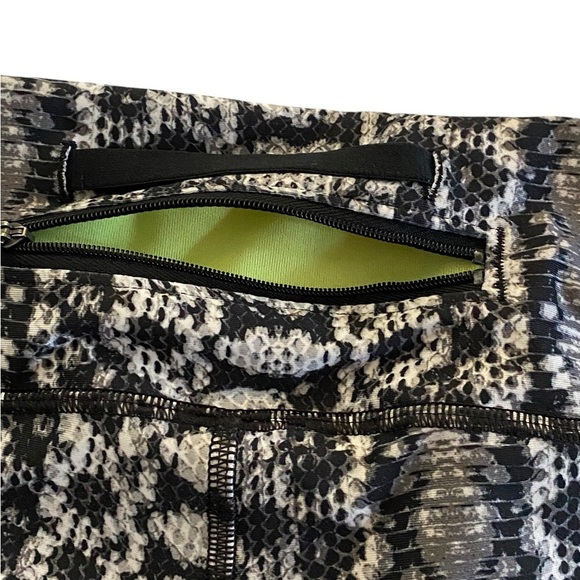 Under Armour Mesh Panel Snake Skin Pattern Capri Pants - Picture 2 of 7